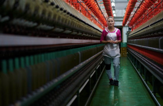 Ein Arbeiter bei Noor Wool, einer von der EBWE unterstützten mongolischen Kaschmirfabrik, in der die EBRD nachhaltiges Wachstum fördert.