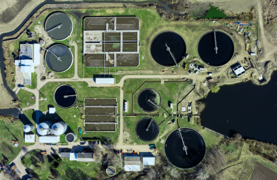 Luftaufnahme einer Abwasserbehandlungsanlage in Subotica, Serbien, die von der EBWE unterstützt wird, um das Wassermanagement und die ökologische Nachhaltigkeit zu verbessern.