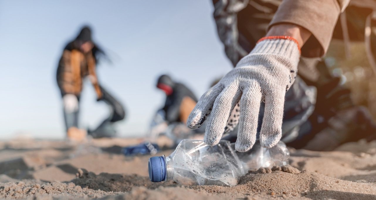 Volunteers collecting plastic from the beach Volunteers collecting plastic from the beach