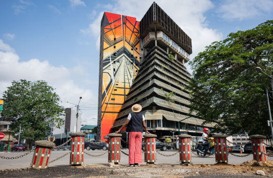 Femme debout près de La Pyramide à Abidjan, en Côte d’Ivoire Femme debout près de La Pyramide à Abidjan, en Côte d’Ivoire