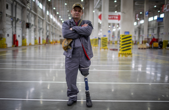 Homme qui sourit au centre de réadaptation Unbroken à Lviv, en Ukraine, où des soins multidisciplinaires sont prodigués aux Ukrainiens blessés pendant la guerre Homme qui sourit au centre de réadaptation Unbroken à Lviv, en Ukraine, où des soins multidisciplinaires sont prodigués aux Ukrainiens blessés pendant la guerre